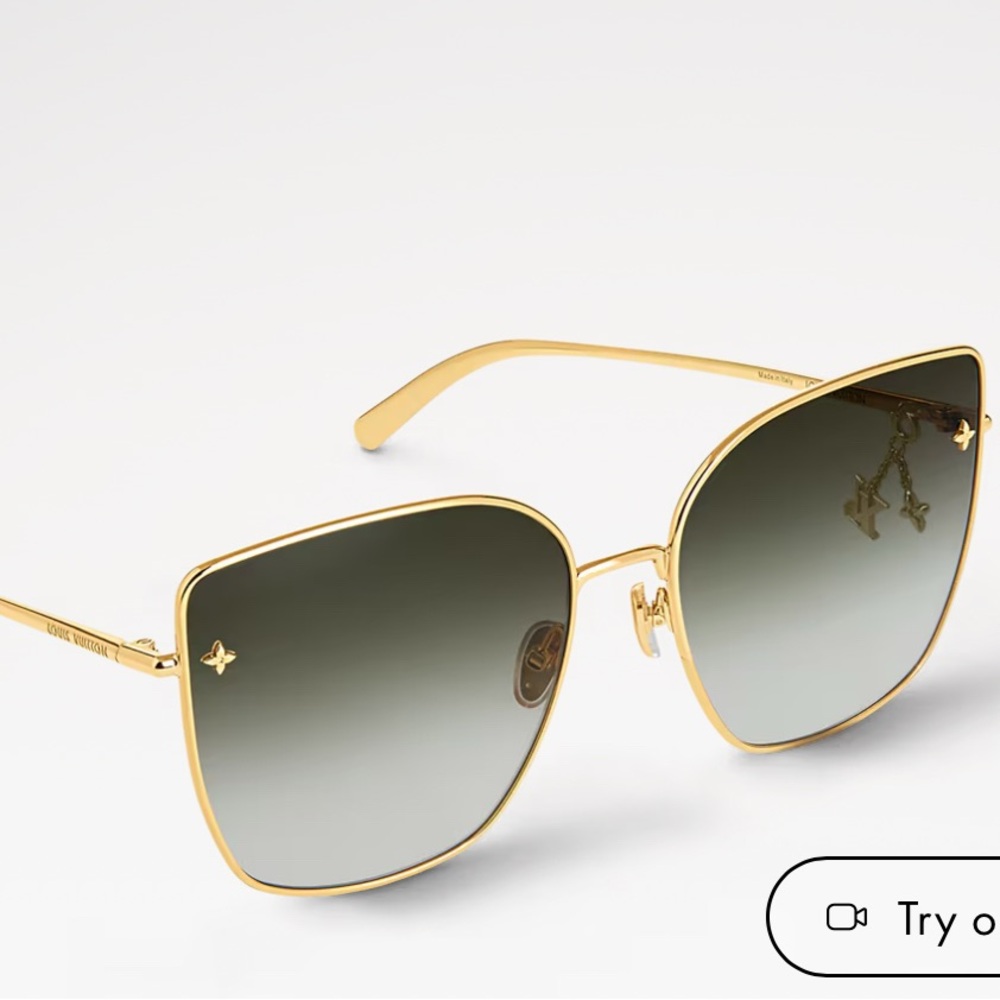 Louis Vuitton Gold and Black Cat Eye Sunglasses
With beautiful little charm . - Picture 9 of 9